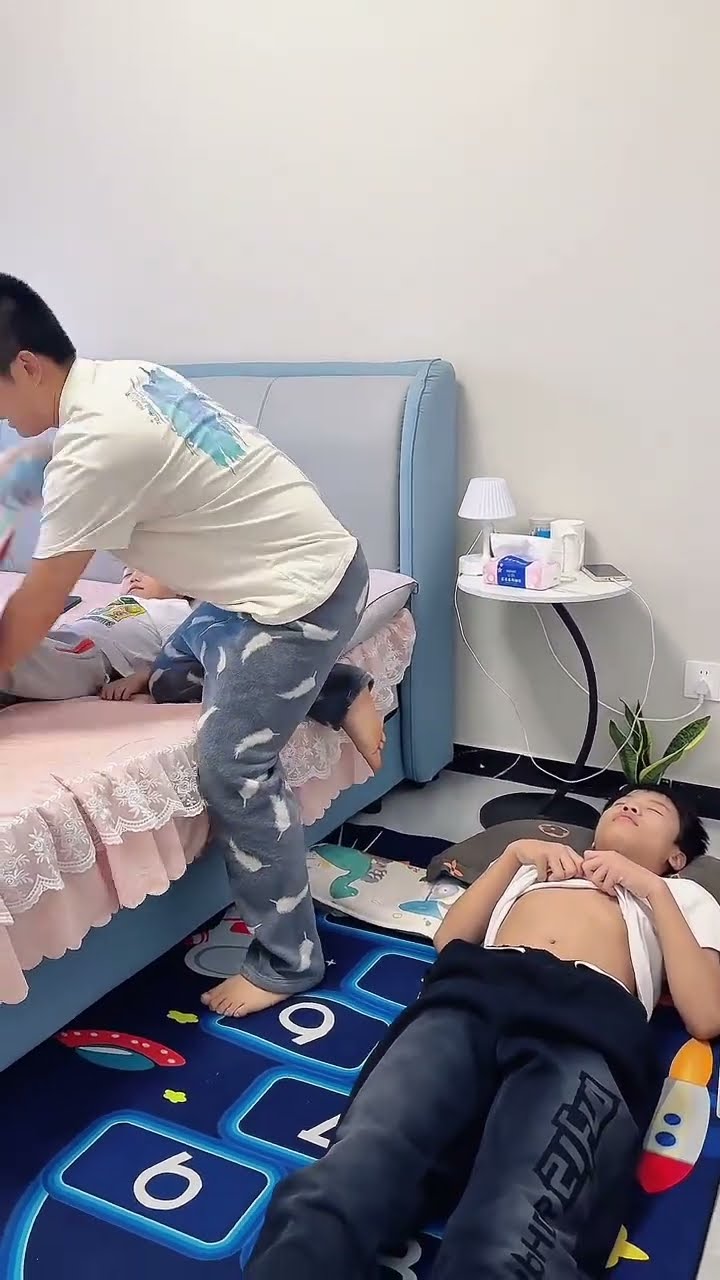 假装不盖被子测试爸爸，万万没想到！#Cute baby#Cute#呆萌小米宝#聪明宝宝#萌娃