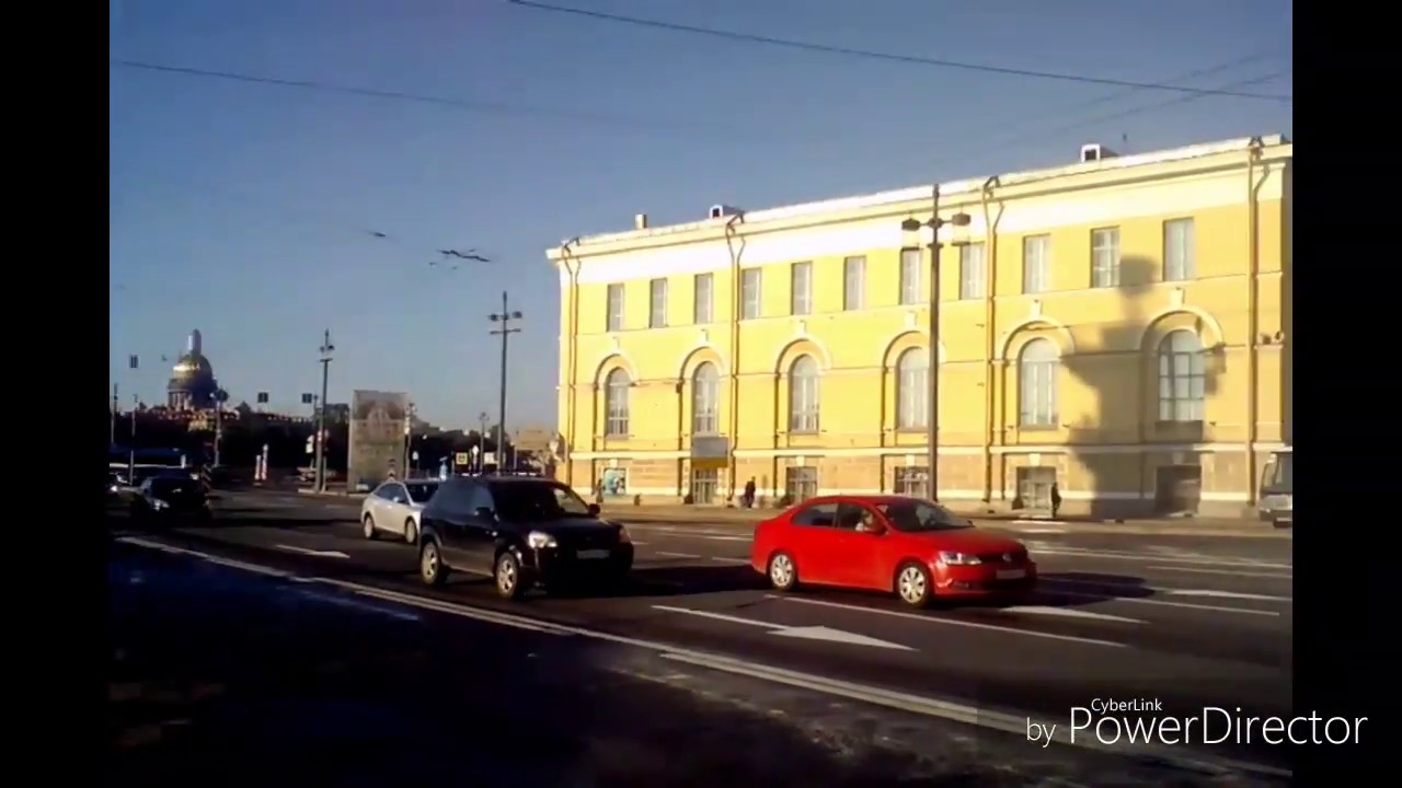 At Rostral columns in Saint Petersburg/у Ростральных колонн под ярким солнцем утром летом.