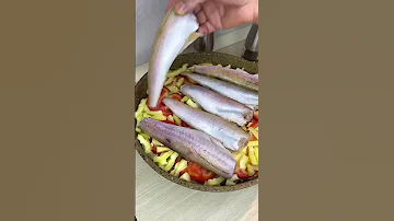 Сочный минтай с овощами на сковороде