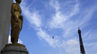 Un funambule dans le ciel de Paris