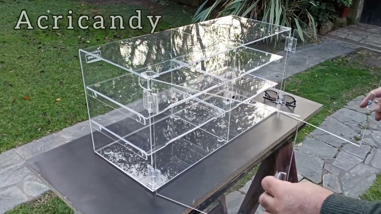 Vitrina de acrílico de 60cm de ancho. para apoyar sobre un mostrador