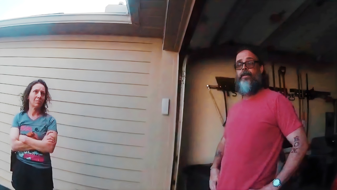 اللحظة التي يدرك فيها أن الشرطة عثرت على جثة زوجته