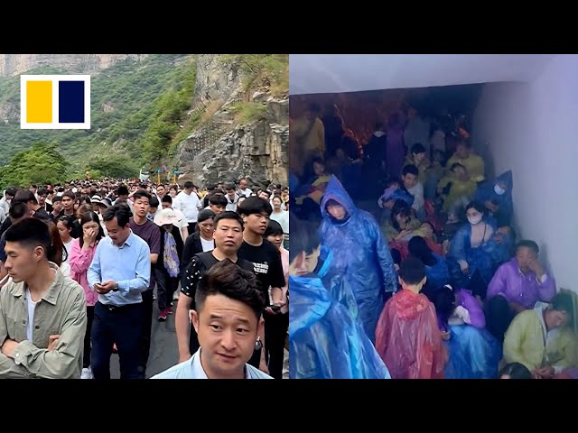 Chinese tourists stranded on mountain during Golden Week holiday class=