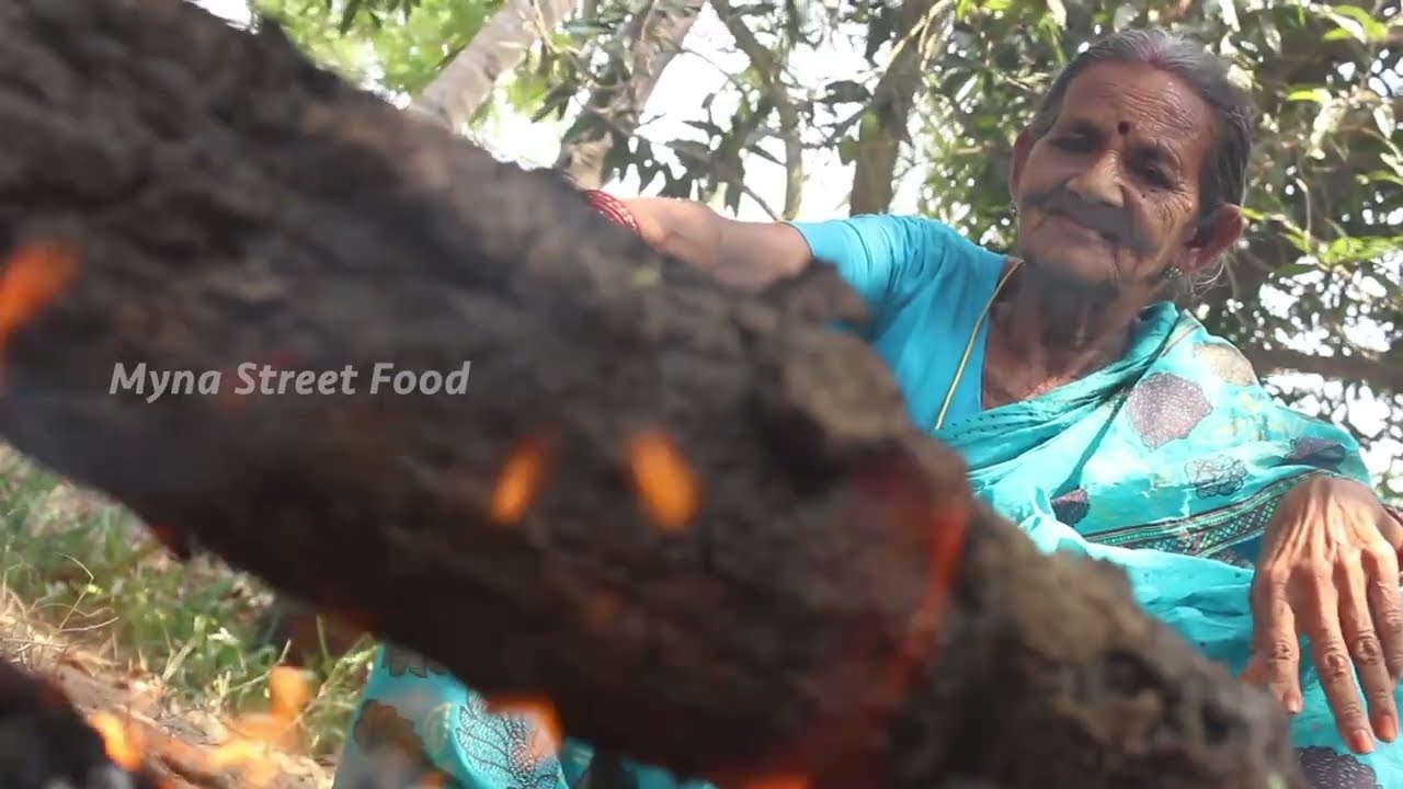 చికెన్ కూర ని ఎప్పుడైనా మట్టి లో ఉండటం చూశారా అయితే మీరు ఒకసారి చూడాల్సిందే | గ్రాండ్ మా చికెన్ కూర | Myna Street Food
