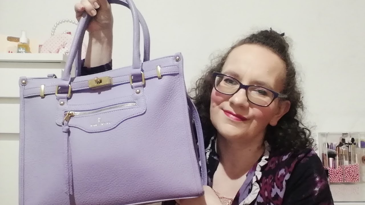 WHAT'S IN MY BAG 👜 COSA C È NELLA MIA BORSA 😍👜 Autumn edition 😀🍂🍁