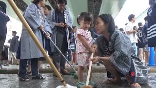 東京・日本橋で「橋洗い」