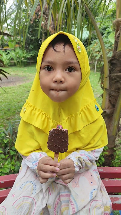 stingy and doesn't want to share his ice cream #viralvideo #snacks #icecream