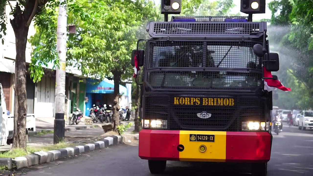 AKSI WATER CANON BRIMOB JATENG CEGAH CORONA DI SEMARANG - SOLO
