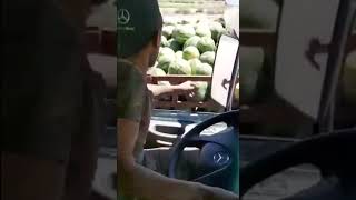 #سائق شاحنة لص محترف بحركة ذكية وسريعة يسرق بطيخة من زميله 😁😁😁