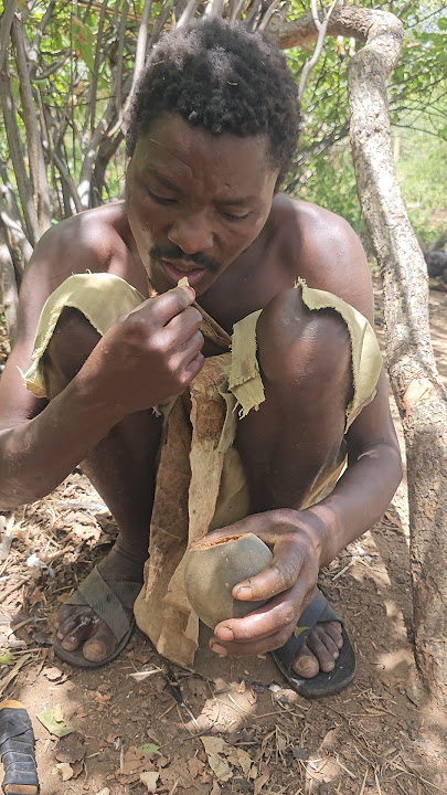 Eating wild fruit with Hadzabe tribe in the Forest #tradition #bushcraft