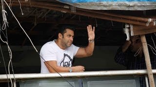 Salman Khan meeting his Fans outside his house Galaxy Apts Footage