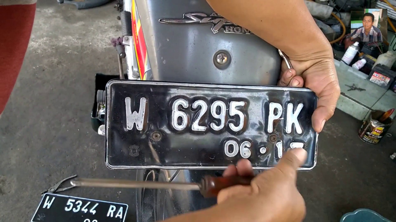 Cara Mengganti Plat Nomor Motor Secara Manual Cara Memasang Plat Baru Pada Motor Youtube