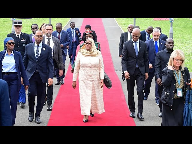 MHE MAKAMBA amjibu MARIA SARUNGI kwanini RAIS SAMIA hakupokelewa na viongozi wa UFARANSA, Paris class=