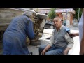 Собственик на лек автомобил превърна тротоар в Благоевград в автосервиз