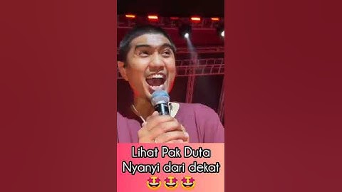 Penonton histeris lihat Pak Duta nyanyi jarak dekat 🤩 #dutaso7 #pakduta #sheilaon7 #seberapapantas