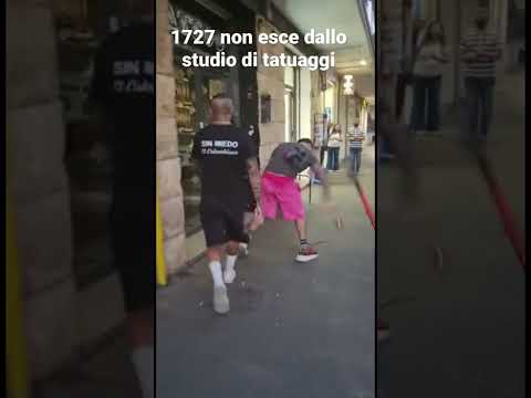 1727 viene aggredito da poeta di strada e colombiano di Niko pandetta fuori dallo studio di tatuaggi