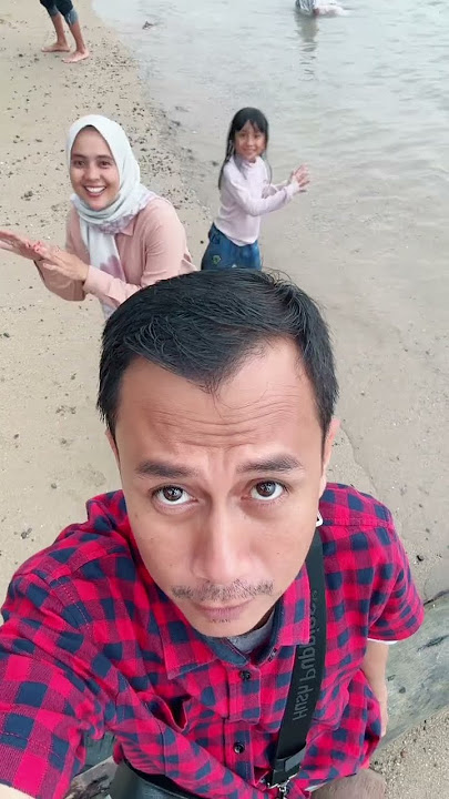 Menikmati keindahan pantai dengan goyang aweng mawe aweng mawe
