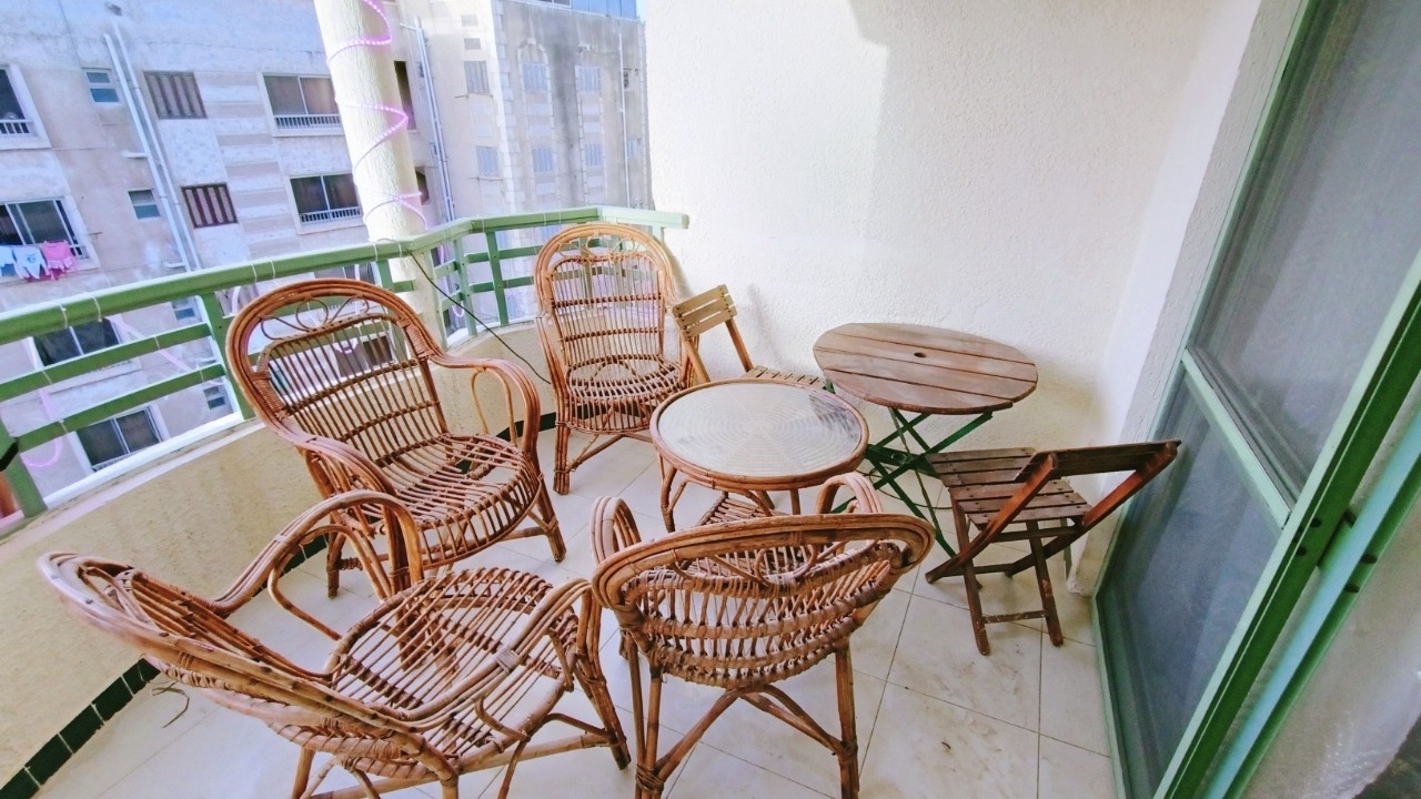 شقه دوبلكس ٢٠٠ متر بالسطح بتاعها واجهه بحري للبيع بالعفش والأجهزة الكهربائية بجوار كل الخدمات ٢٠٢٦