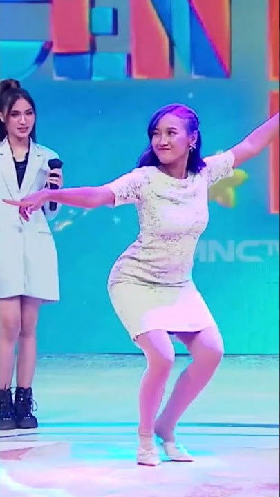 Lentur sekali badanya wanita ini (Jaipongan)