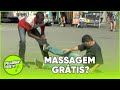 MALANDRO É MALANDRO: ATOR FINGE TORÇÃO PARA GANHAR MASSAGEM NA RUA