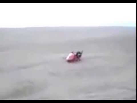 بالفيديو رجل يسبح في بحر الرمال العظيم ويغطس