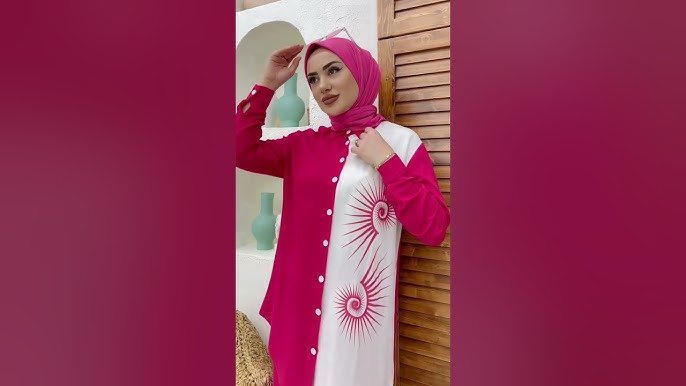 Baliq toridagi ichki kiyimdagi erotizm Bukilgan yalangoch ayollar