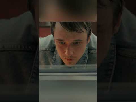 Мужчина случайно покупает машину, сделанную из золота.🚗💰 #кино