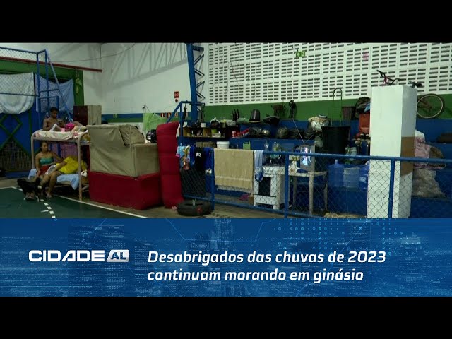 Desabrigados das chuvas de 2023 continuam morando em ginásio de escola há nove meses