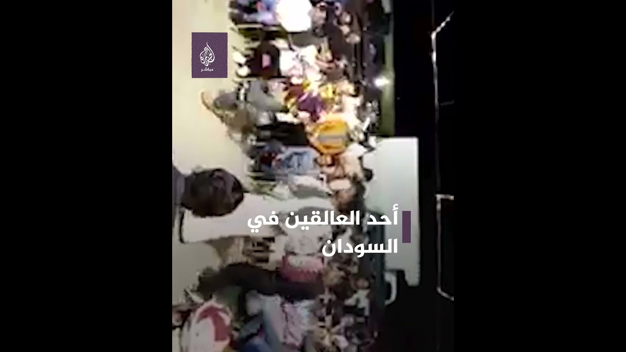 بعد تأخر الإجلاء.. يمني عالق في السودان يحتفل بعرسه على رصيف ميناء بورتسودان