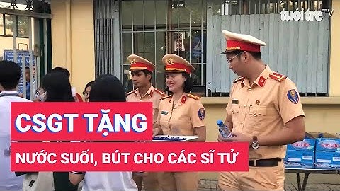 TP.HCM: CSGT tặng nước suối, bút đồng hành cùng sĩ tử trong mùa thi