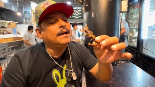 Se comió un escorpión 🦂 mariskero en el mercado San Juan de la ciudad de México