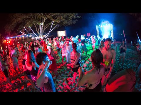 السعودية نساء بالبكيني وحفلات رقص ليلية على شاطىء بجدة