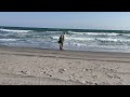 海ではしゃぐ76歳