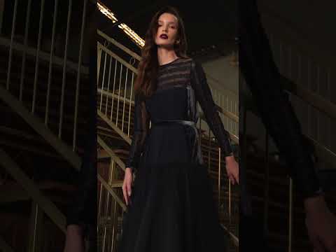 Vestido com aplicação de rendas em tela com toque de seda tarquinada e veludo