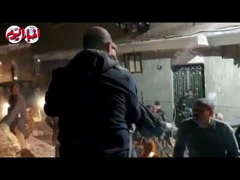 لحظة استخراج ضحايا المنزل المنهار بالفتح في أسيوط