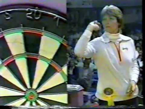 women s world cup singles darts final 1983 sandy reitan v sandra lee youtube