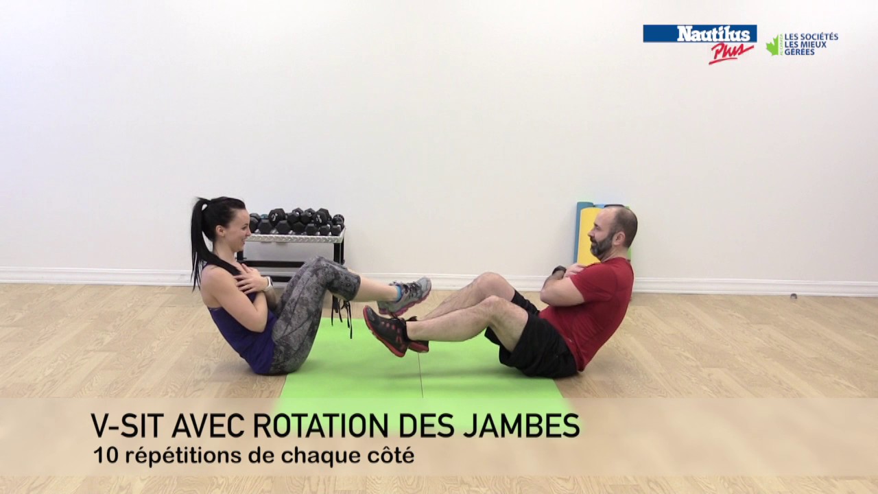 Sport Couple Faisant De L'exercice En Planche Au Centre De Fitness