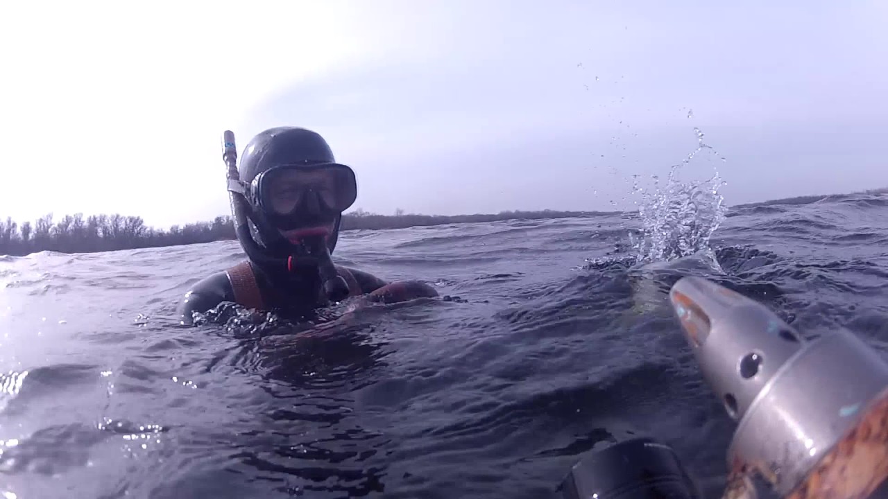 Подводная охота зимой. Ночная подводная охота. Подводная рыбалка. Зимнее подводное видео. Подводная охота зимой.