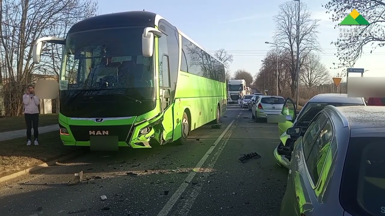 Dzierżoniów. Zderzenie trzech pojazdów i autobusu