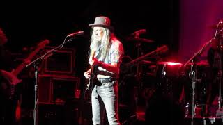 Video voorbeeld van "Evil Woman - The Doobie Brothers San Francisco 9-12-19"