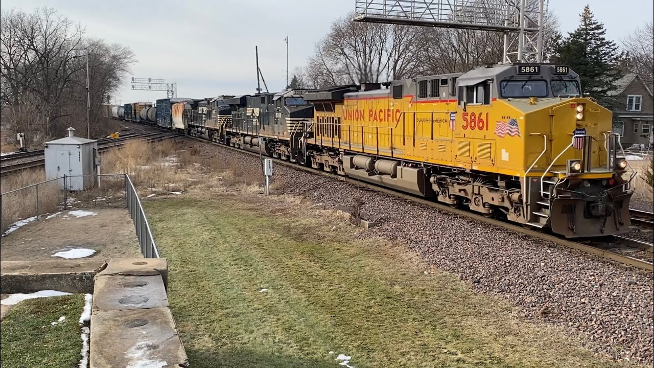 Eastbound UP Manifest Slams Across the Diamond, Cars Rock and Roll! Rochelle, IL! 12/24/2025