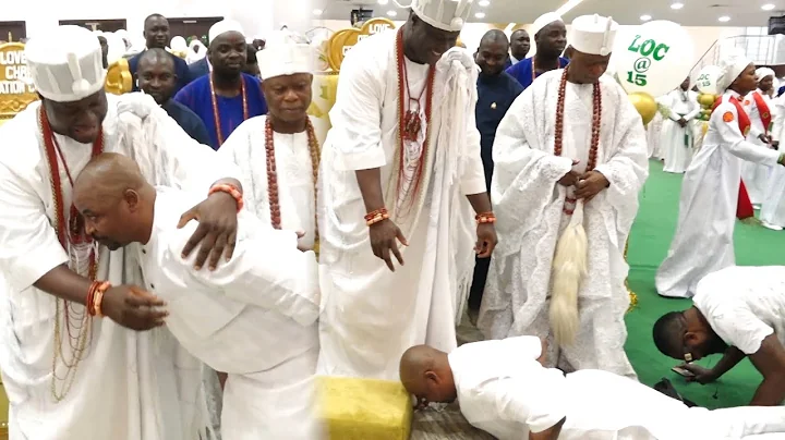 OONI OF IFE SHOWER PRAYER ON MC OLUOMO AS HE HONOUR HIM & OTHER KINGS AT ESTHER AJAYI CHURCH ANN....