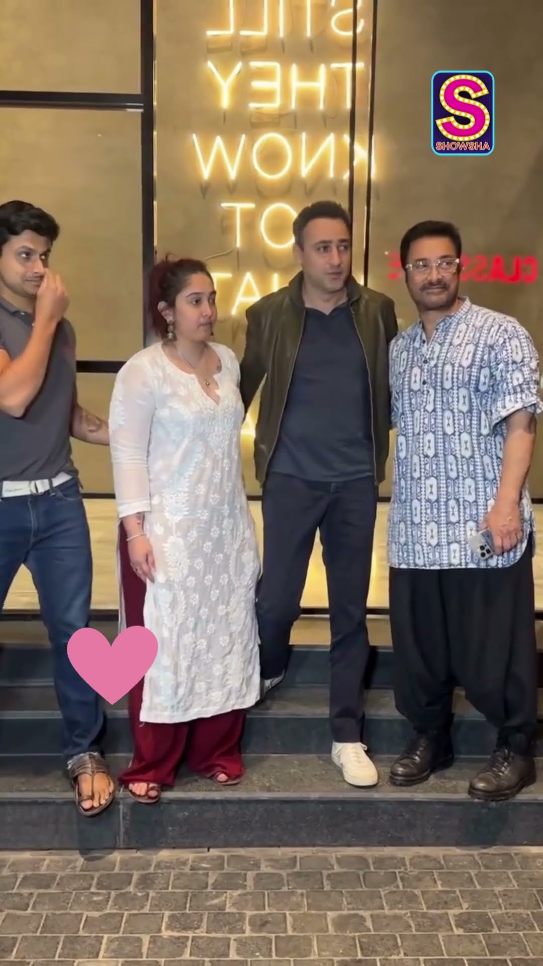 Imran Khan Poses With His Uncle Amir \u0026 Family At Special Screening Of Loveyapa | N18S #shorts