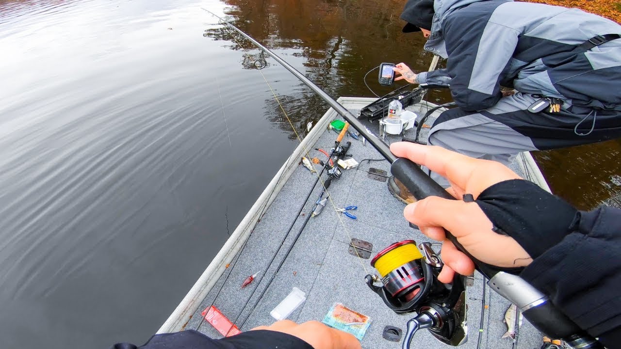 Catching Fish DEEP That We Saw On The Graph || Winter Bass Fishing