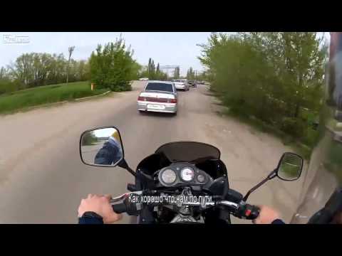 Rosyjski Motocyklista vs Kozak w Aucie -czyli jak nauczyc buraka jezdzic