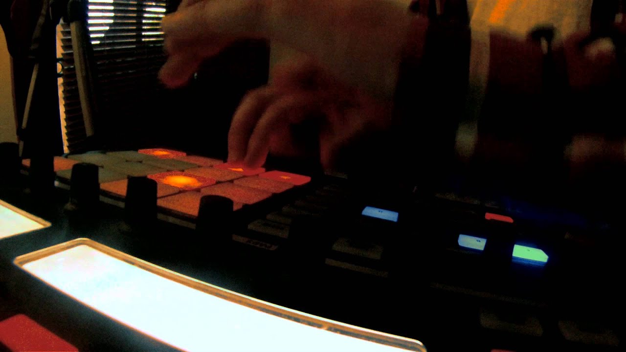 Live Maschine Intro for new DJ mix (my 1st ever finger drum routine)