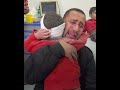 حبيبي يا بابا طبيب ي فاج أ بابنه وهو مصاب أثناء تأدية عمله في أحد مستشفيات رفح