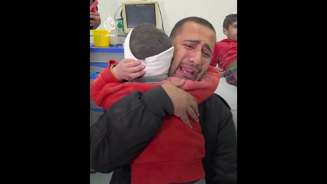 "حبيبي يا بابا".. طبيب يُفاجَأ بابنه وهو مصاب، أثناء تأدية عمله في أحد مستشفيات رفح