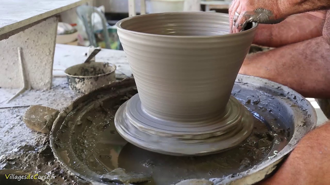 Tournage d'un saladier en terre cuite - Poterie de Corbara - Corse - Collaboration commerciale.