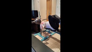 Оздоровительная физкультура. Жим без ног 70 кг 8х5.